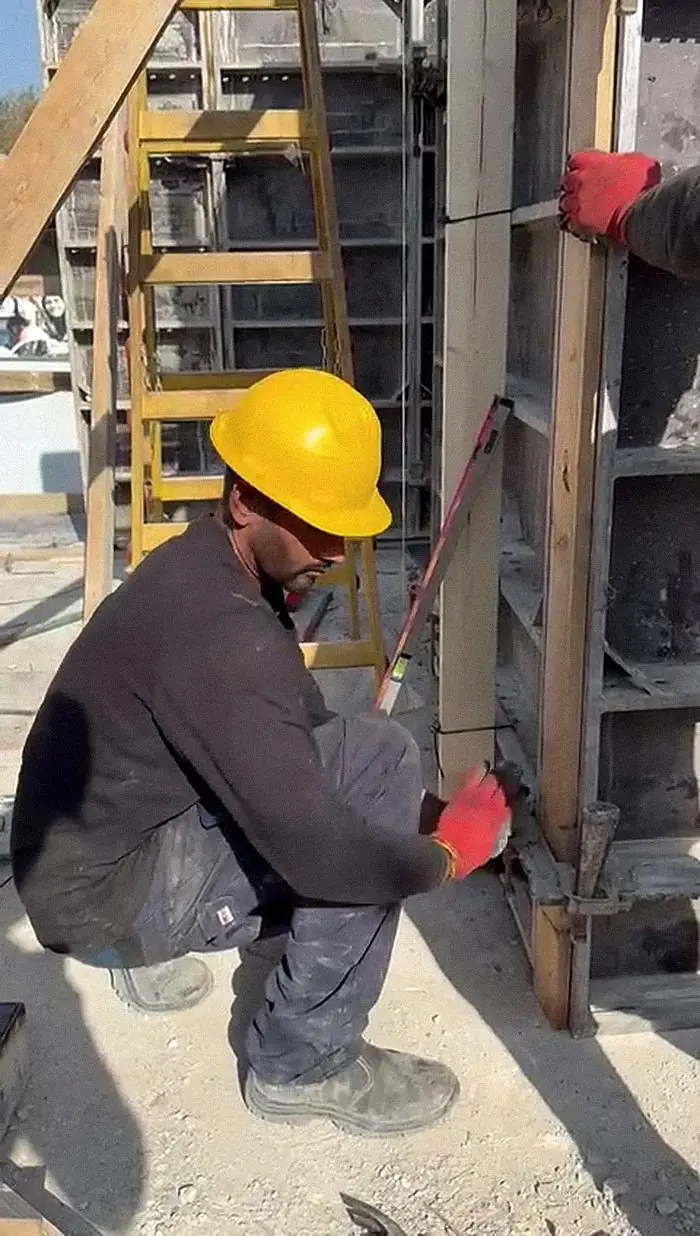 טפסן של איירפורט באתר בנייה